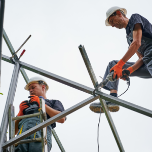 deux hommes construction échafaudage et contrôle de qualité
